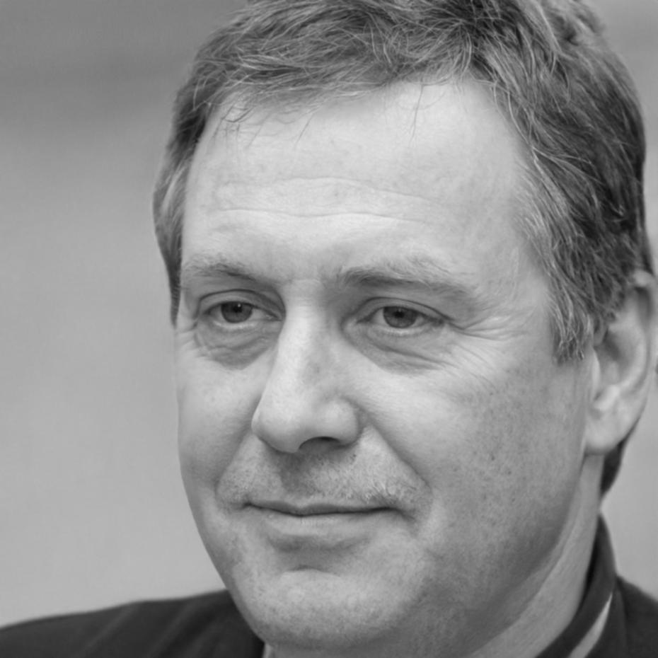 Dr. Carlos Mendoza, Director de Investigación